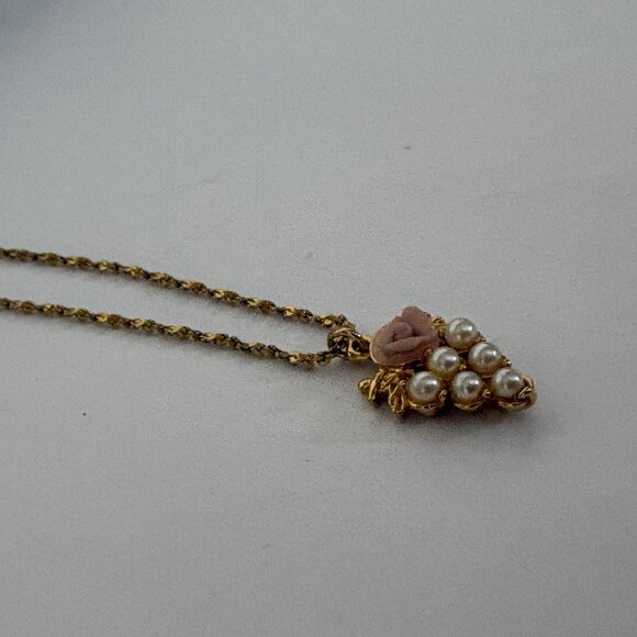 Avon Gold Tone Chain Necklace Faux Pearl Grape Cluster Pink Rose Pendant Vintage - Picture 4 of 7